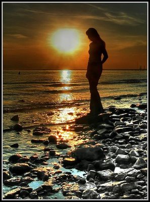 silhueta-de-mulher-na-praia-lindo.jpg